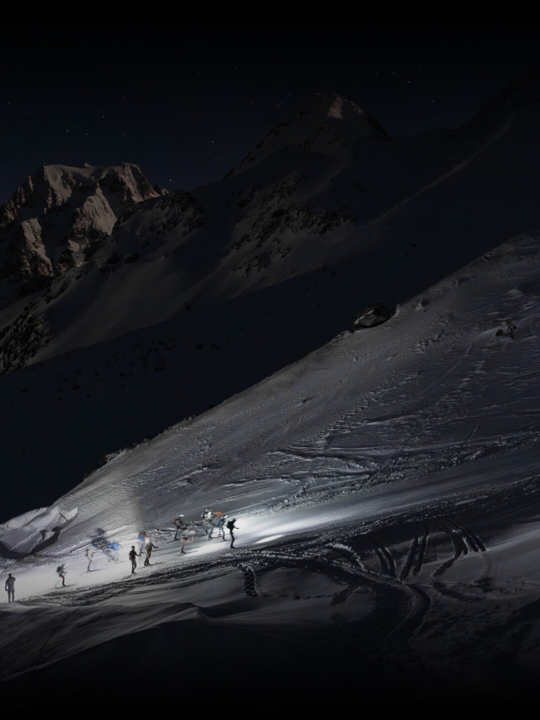 Patrouille des Glaciers di notte su una cresta alpina innevata, attraversamento dei passi in alta montagna nel Vallese